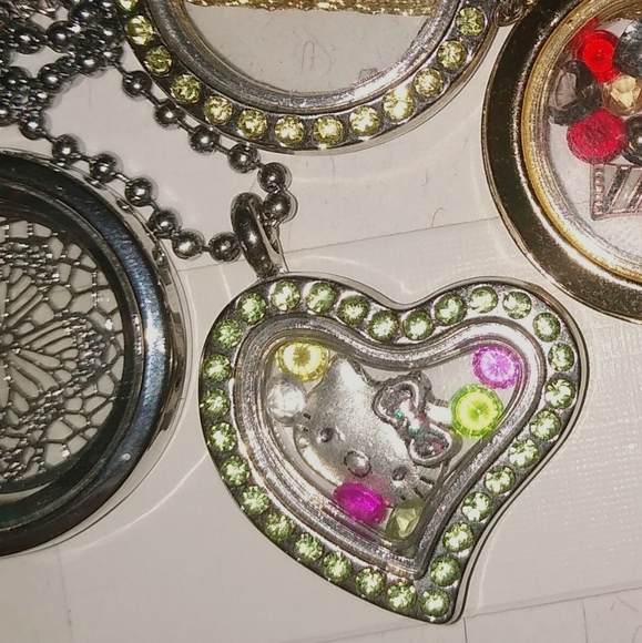 💚 Hello Kitty Story Locket Pendant Copy - Picture 2 of 11